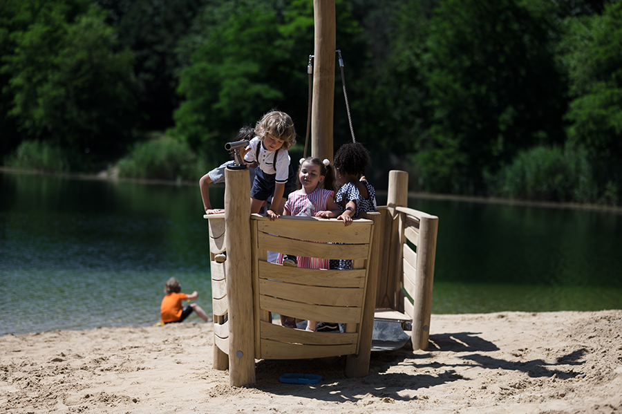 enfants bateau pirate en bois